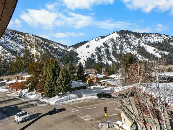 580 1st Ave N #305, Ketchum, ID 83340