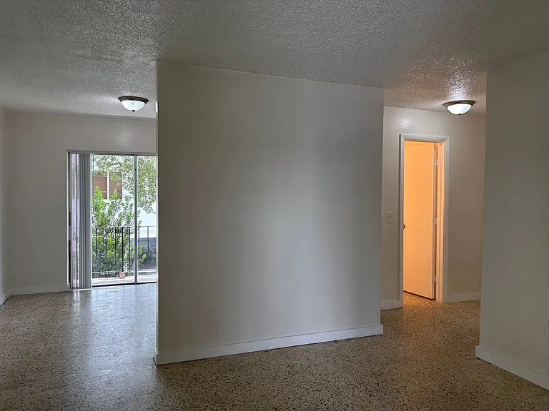 658 NW 1st St — Photo 5