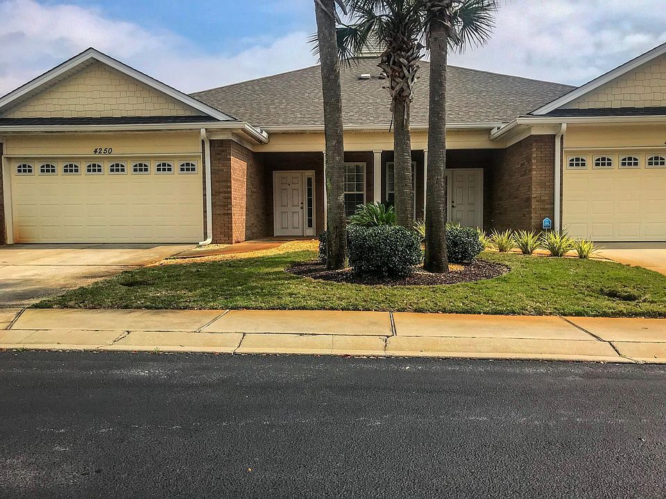 Duplex in the sought after community of Diamond Lakes