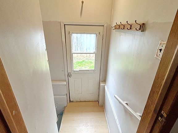 4th image of 4977 John St