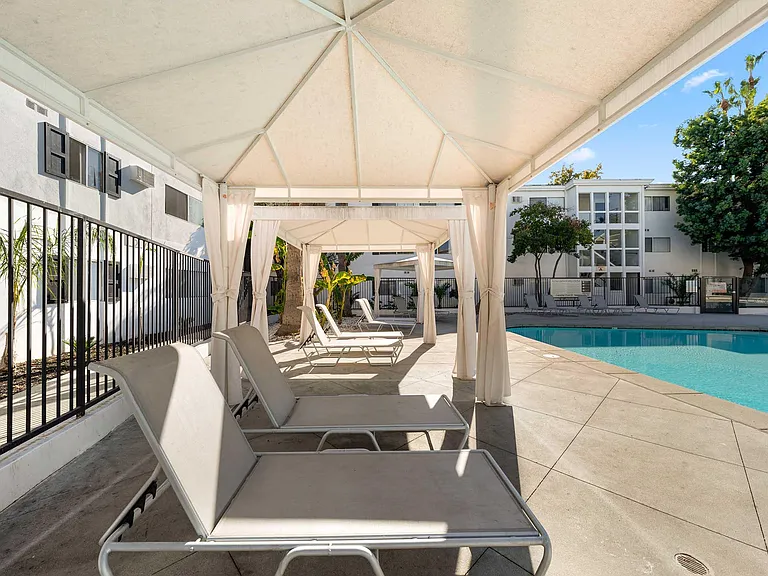 Summerview Beach Resort Luxury Apartments — Photo 32