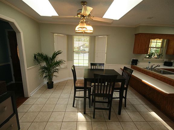 3rd image of 1421 Blockford Ct W