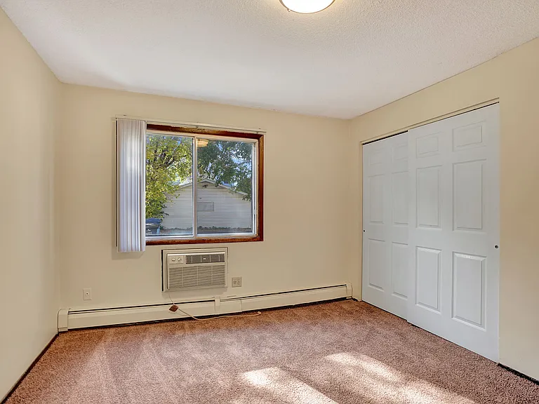 Hennepin Apartments — Photo 26