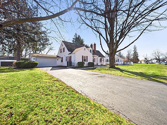 2nd image of 825 Lincoln Dr