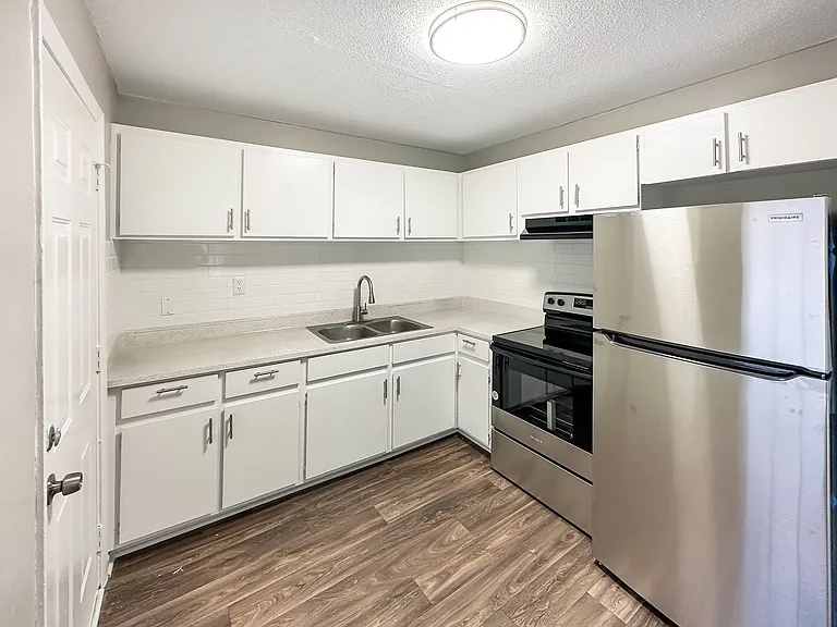 Valley Creek Apartments — Photo 24