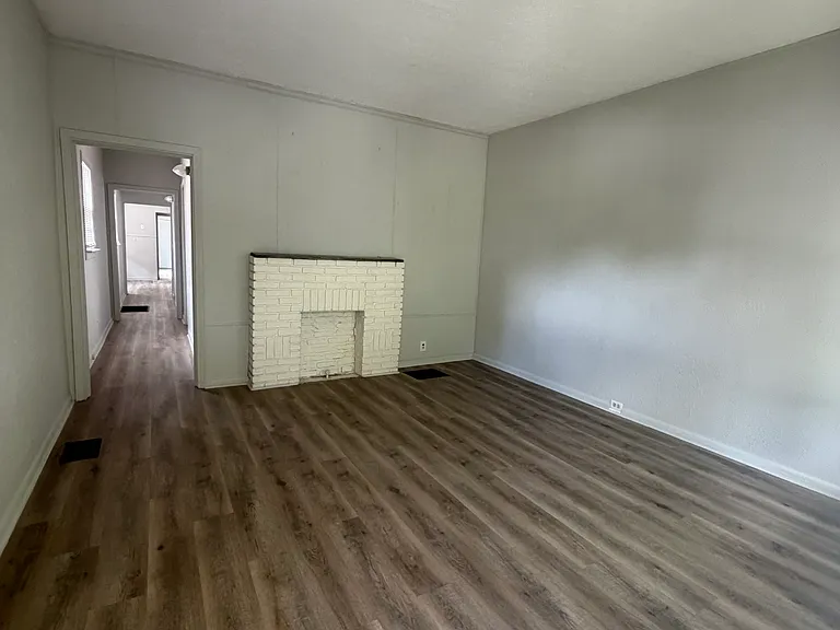 3224 Kirby Ave — Photo 2