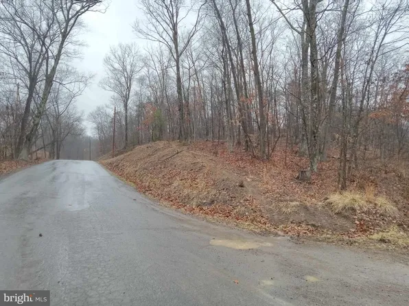 77 Alamo Ln, Falling Waters, WV 25419