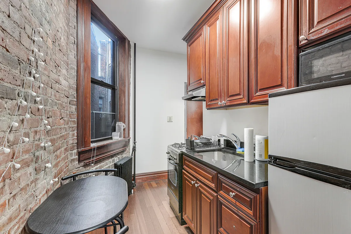 Building Photo - 112 E 4th St #6F