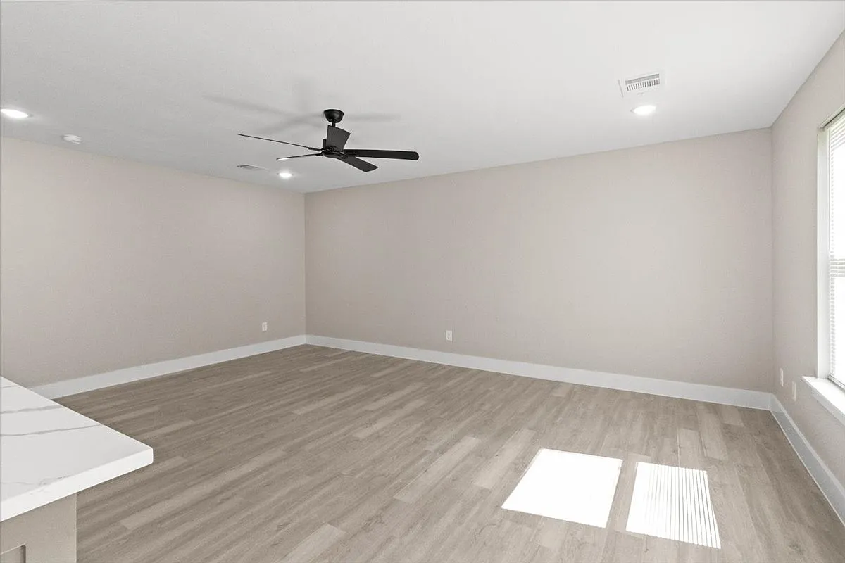 3 bed, 2.5 bath, 1365 sqft, $1,890 — Photo 4