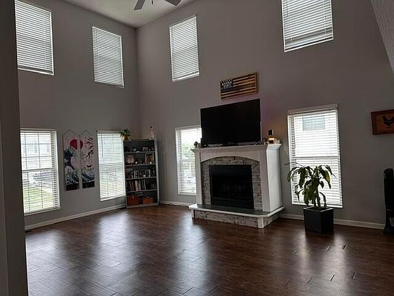 3rd image of 40 W Twin Maple Ave