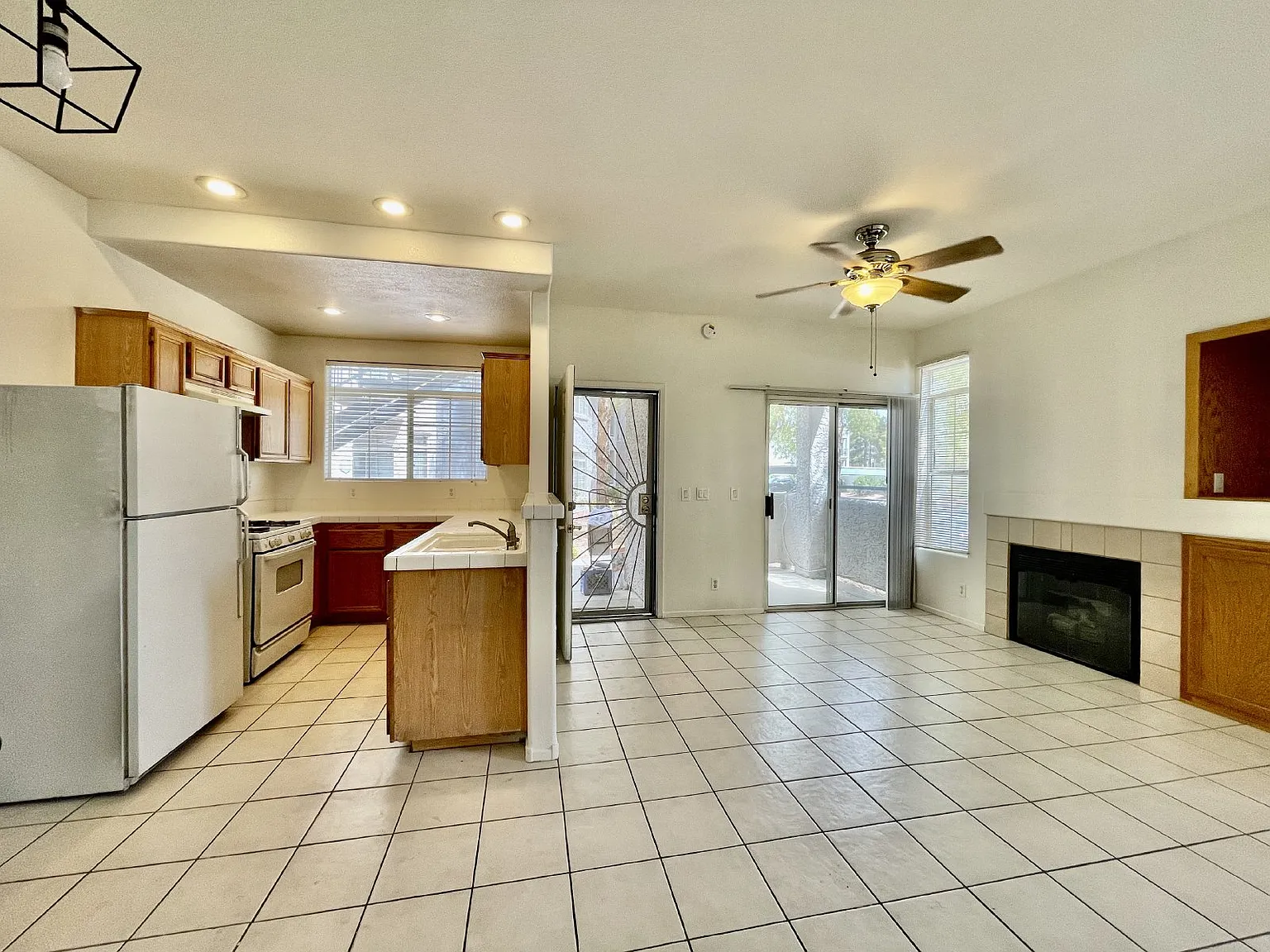 2 bed, 2.0 bath, 931 sqft, $1,696 — Photo 2