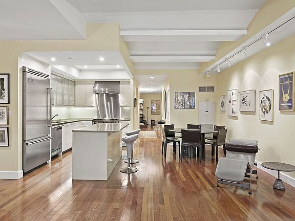3rd image of 43 W 64th St #5B