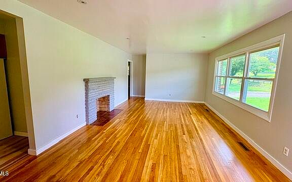 3rd image of 409 Colonial Heights Rd