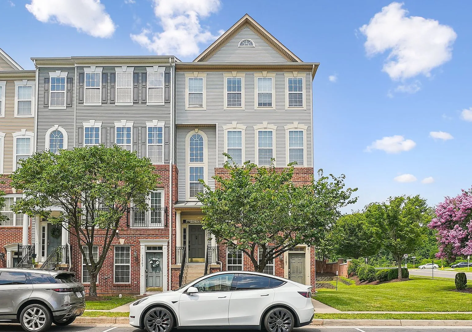 Beautiful End-Unit Townhome-Style Condo Near Stonebridge! — Photo 1