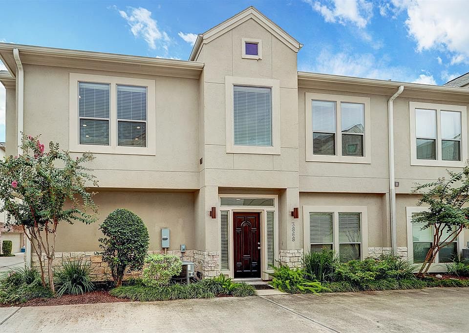 Located in desirable Plaza At Center just minutes to wonderful dining and entertainment on Washington Ave.