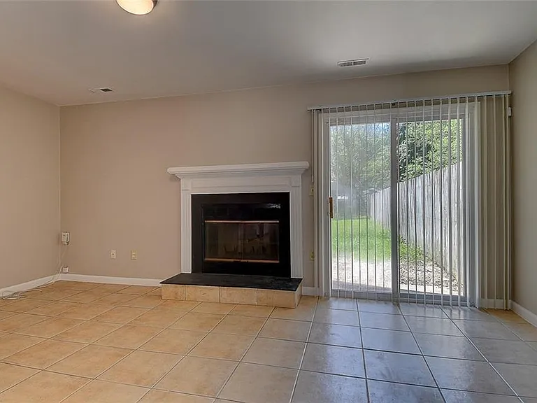 657 Aubrey Dr — Photo 2