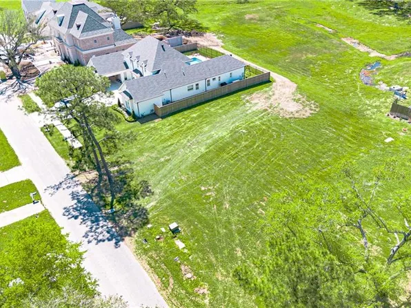 143 Colonial Club Dr, New Orleans, LA 70123