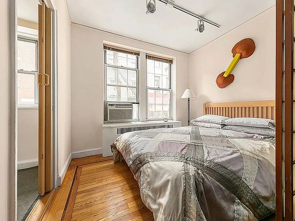 3rd image of 25 Minetta Ln APT 2K