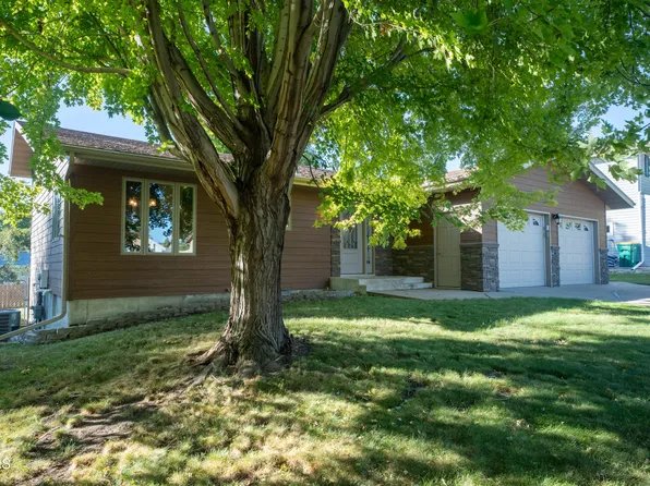 1957 N 20th St, Bismarck, ND 58501