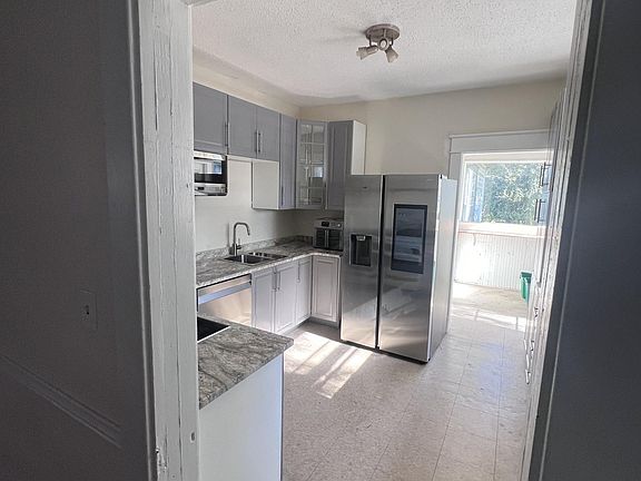 Modern kitchen and appliances. All Smart WIFI enabled. Upgrades everywhere