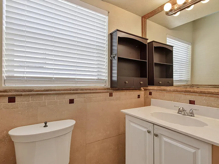 1005 Selkirk St — Photo 21