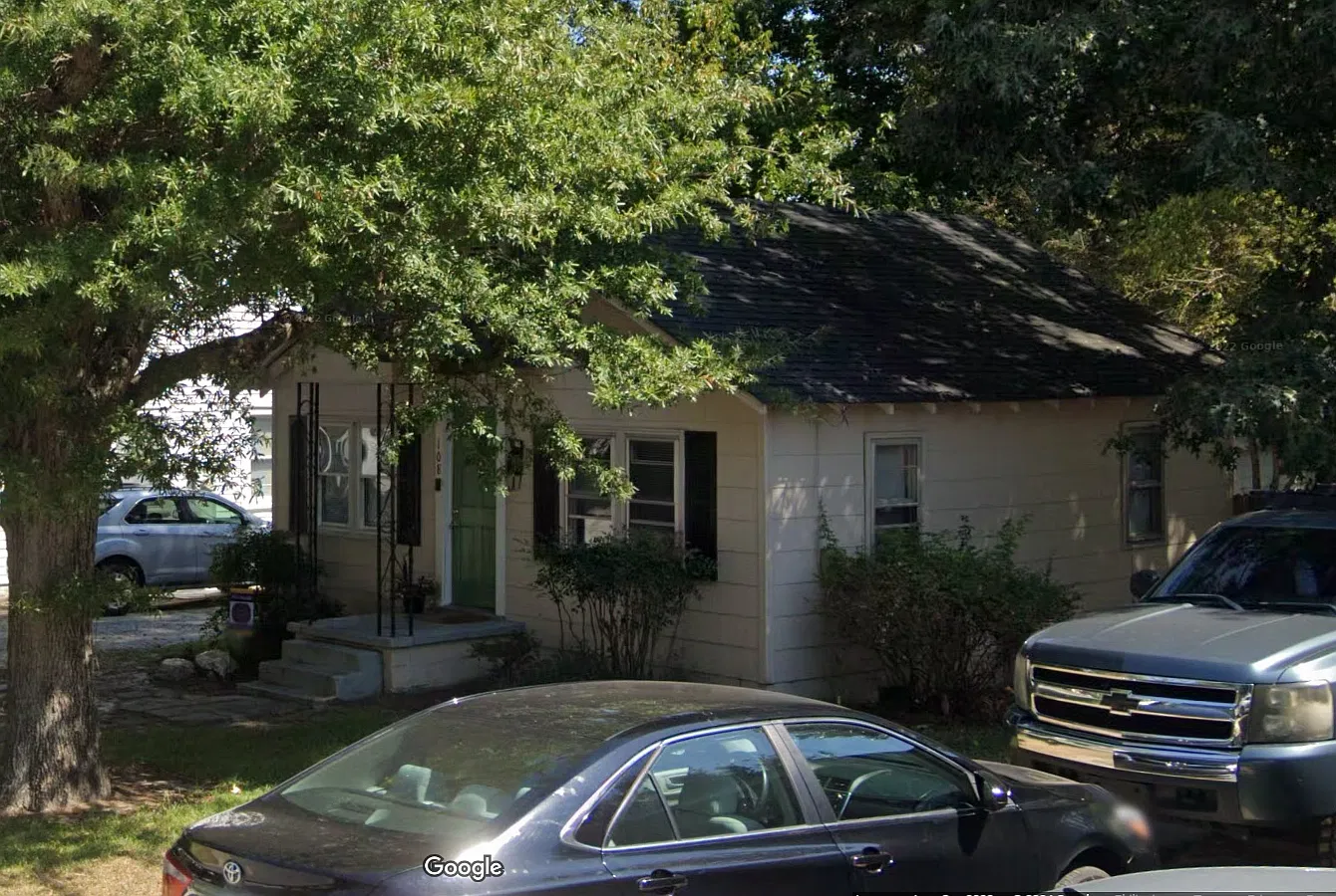 3 bed, 772 sqft, $2,325 — Photo 2