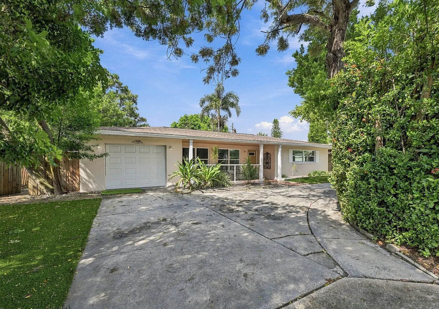 Stunning Fully Remodeled 3BR/2BA Clearwater Home with Oversized Garage! — Photo 2