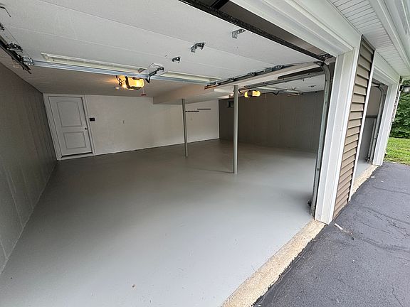 4th image of 36 Lisa Ave