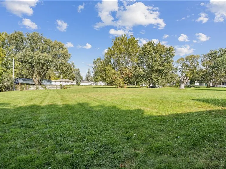 1429 Columbus Dr — Photo 23