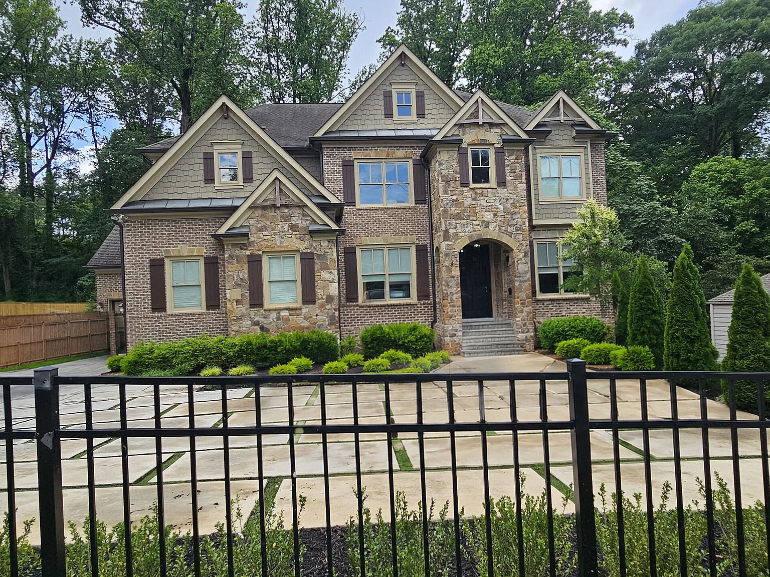 5 bed, 5.0 bath, 5044 sqft, $8,700 — Photo 2