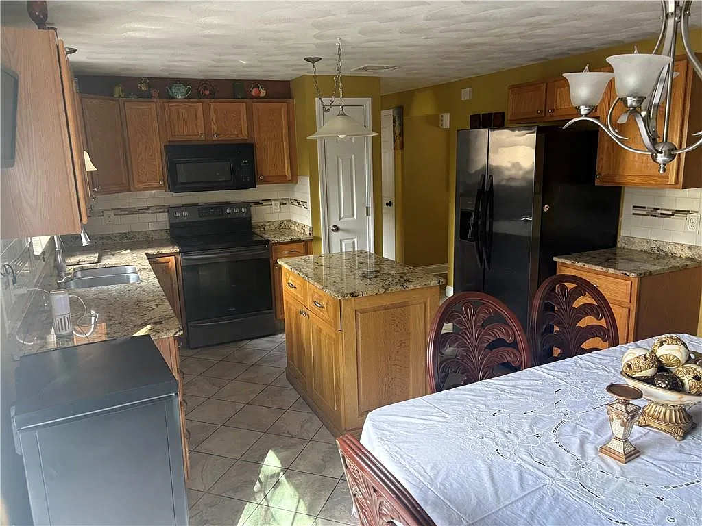 4 bed, 2.5 bath, 1952 sqft, $3,600 — Photo 4
