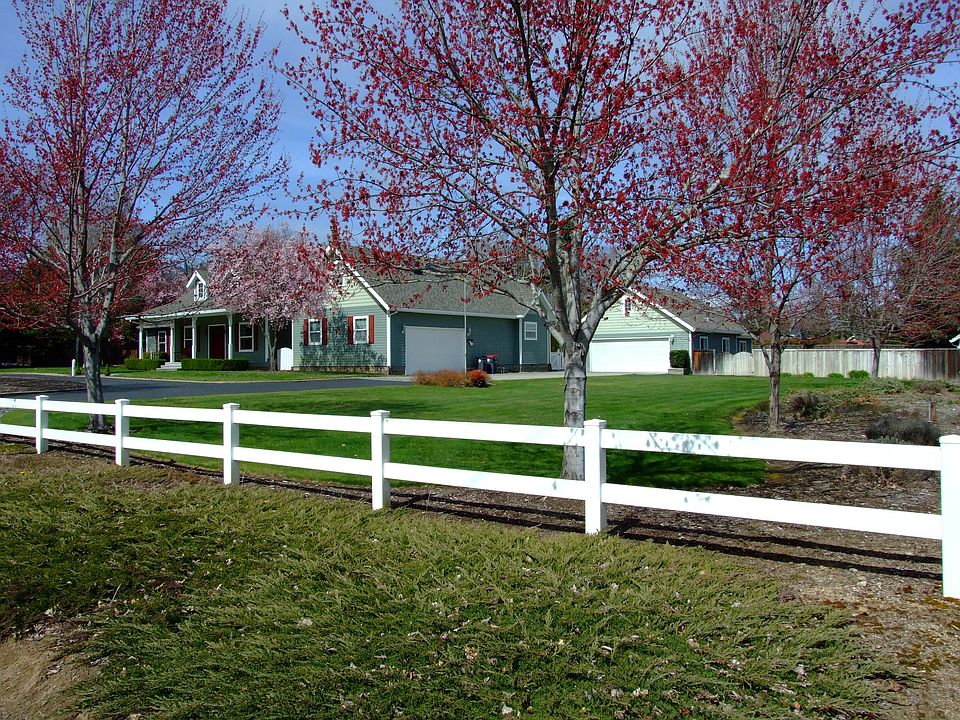 East Approach - 2950 Larch