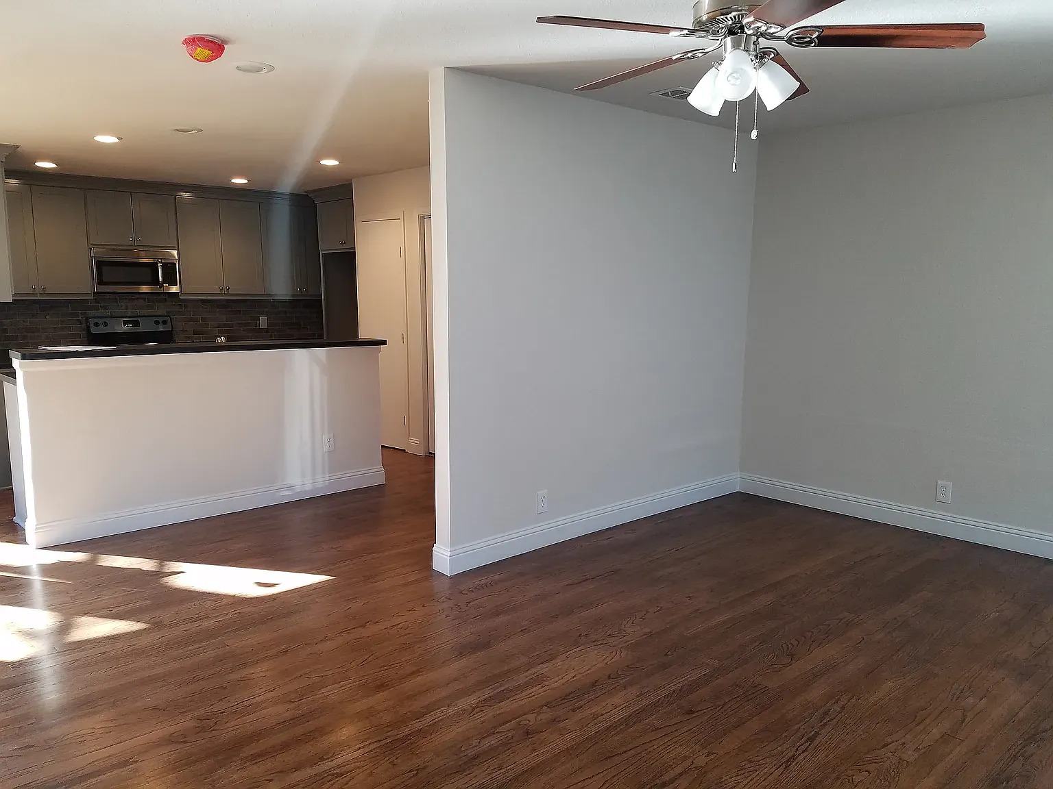3 bed, 1118 sqft, $1,975 — Photo 3