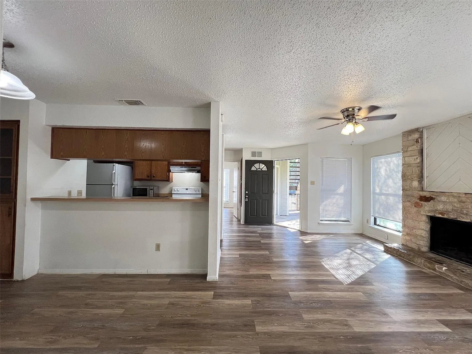 2 bed, 2.0 bath, 952 sqft, $1,050 — Photo 3