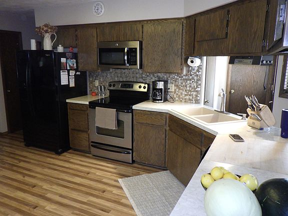 3rd image of 220 Pine St