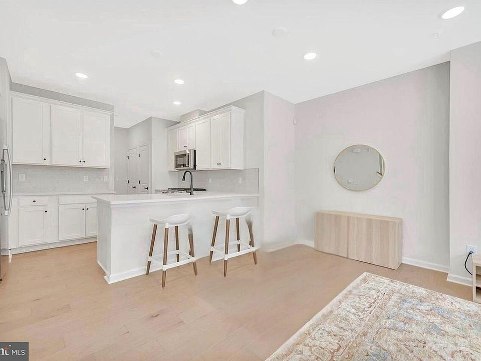 2nd image of 606 Parker Blvd