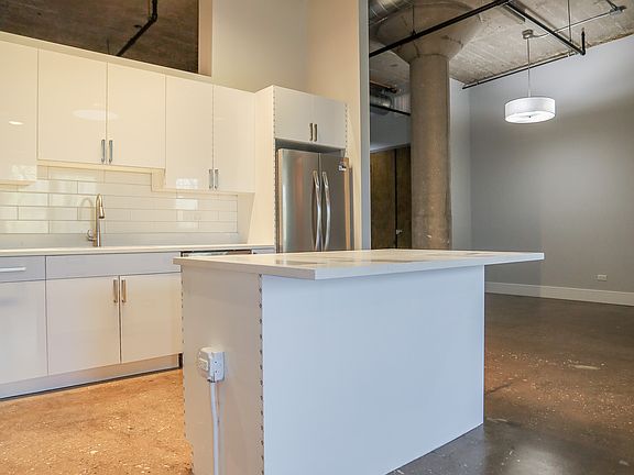 2nd image of 4046 N Hermitage Ave #303