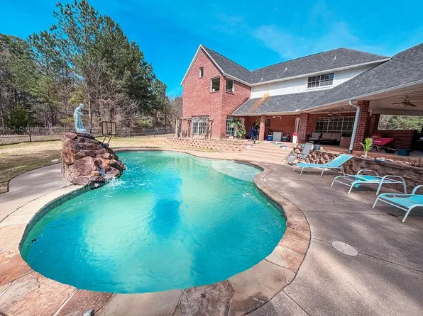 100 Saint Andrews Dr, Palestine, TX 75803