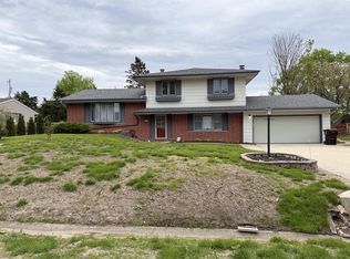 13705 W Old Oak Ln, New Berlin, WI 53151