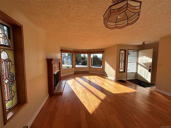 5th image of 4225 Quadra St