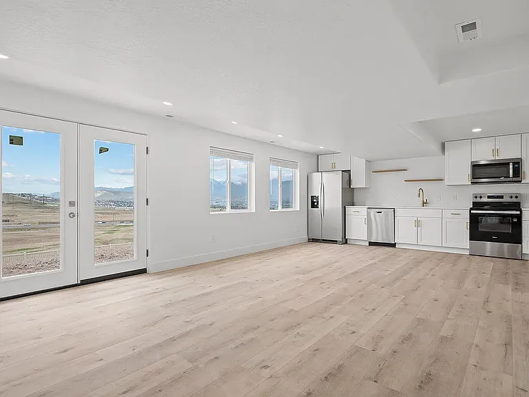 1522 W Russo Dr #BASEMENT — Photo 1