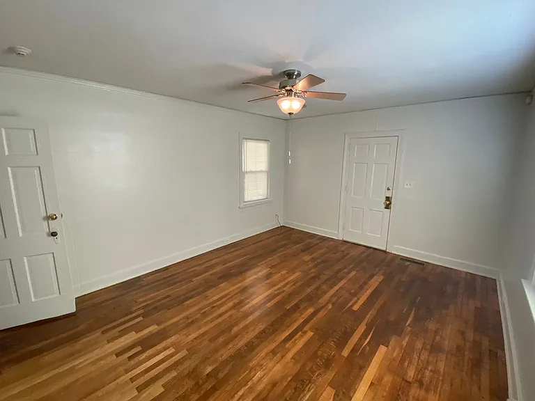 Adorable 1 Bedroom Duplex in Old West Durham - Walk to 9th St! — Photo 6