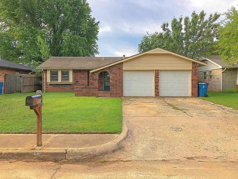 720 Robin Hill Rd — Photo 1