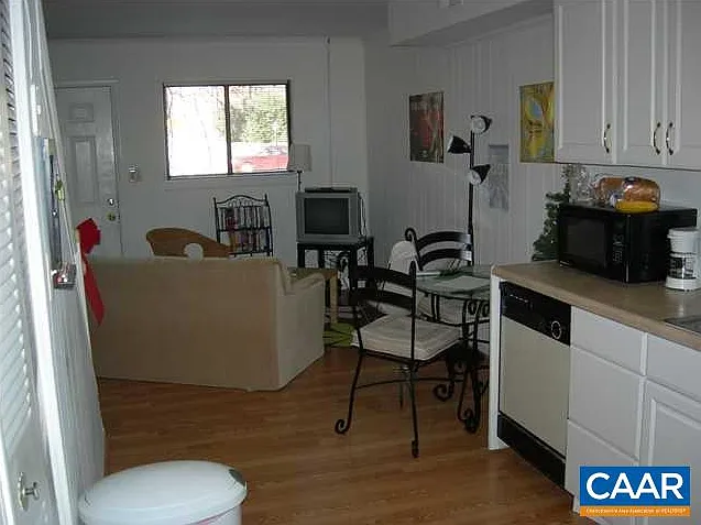 3 bed, 2.0 bath, 916 sqft, $3,000 — Photo 2