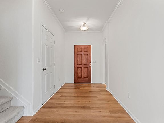 4th image of 704 Center Rd