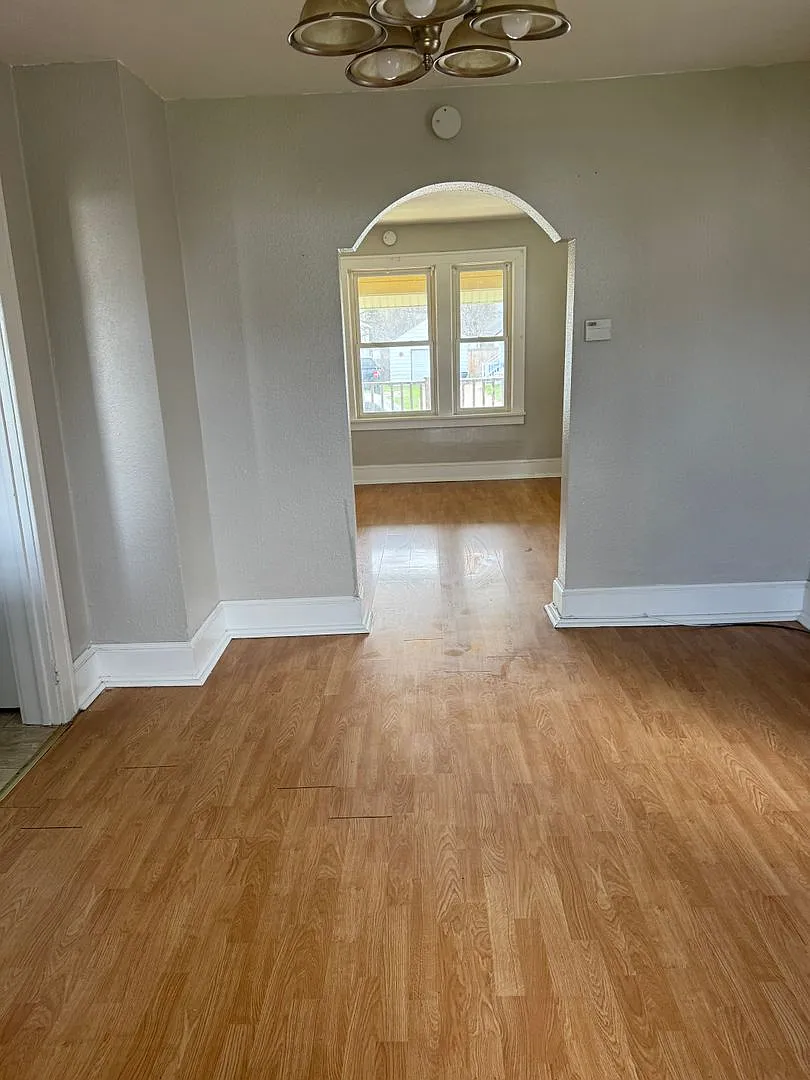 3 Bedroom Single Family — Photo 1