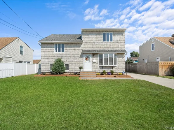 15 Hayes Road, Amity Harbor, NY 11701