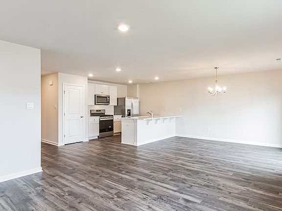4th image of 101 Whitman Ln
