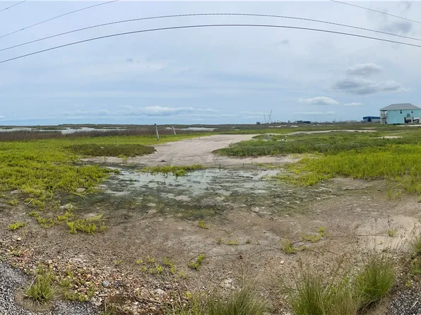 320 E 11th St, Rockport, TX 78382