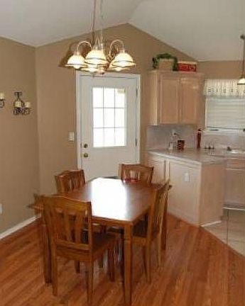 Dining w laminate floor